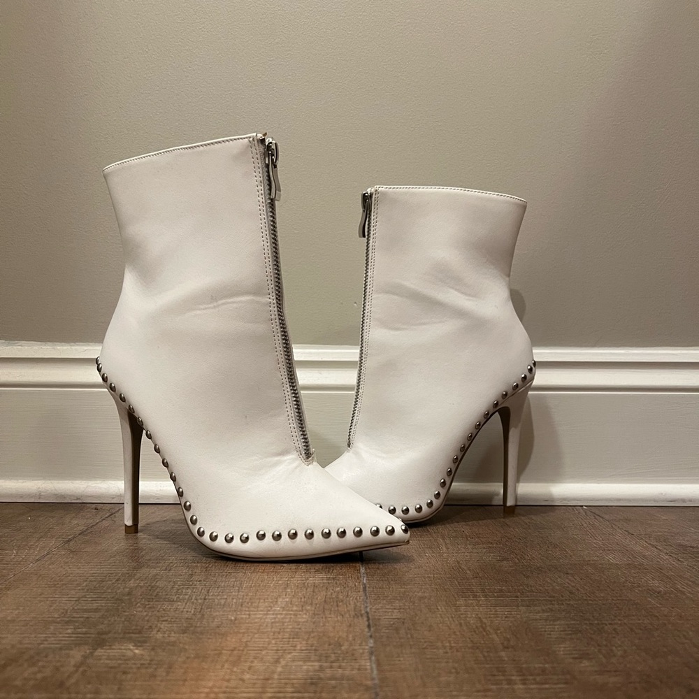 UNWORN WHITE HEELED BOOTIES